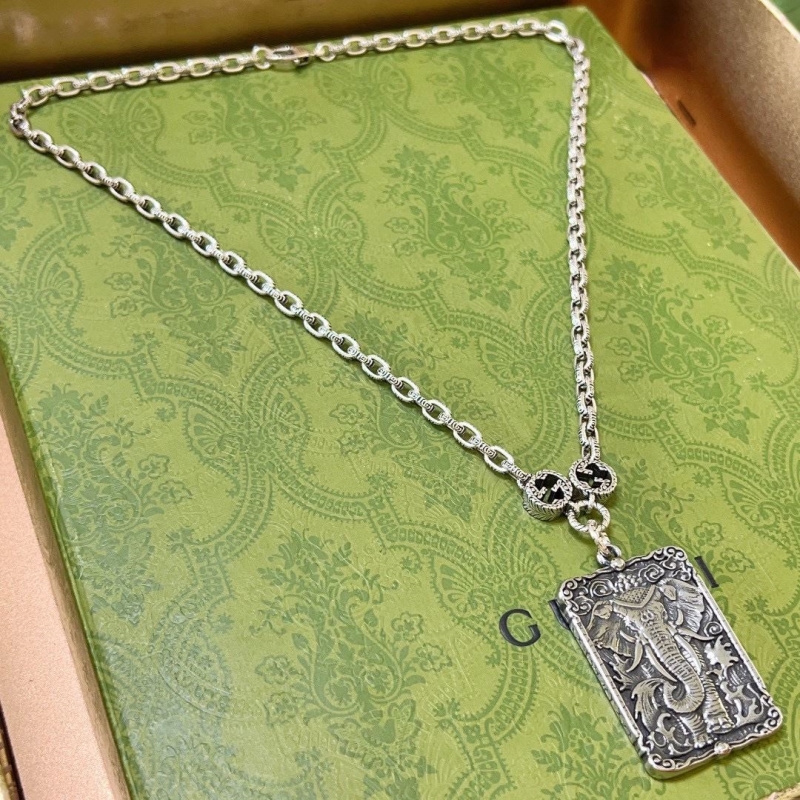 G*u*i necklaces